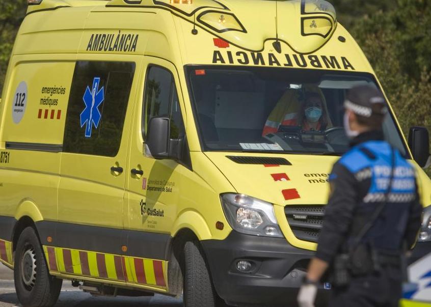 Ambulància del SEM i un policia municipal de Terrassa