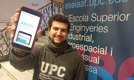 L'estudiant de l'ESEIAAT Fernando Amador, mostrant l'app 'Akamu' en el seu mòbil