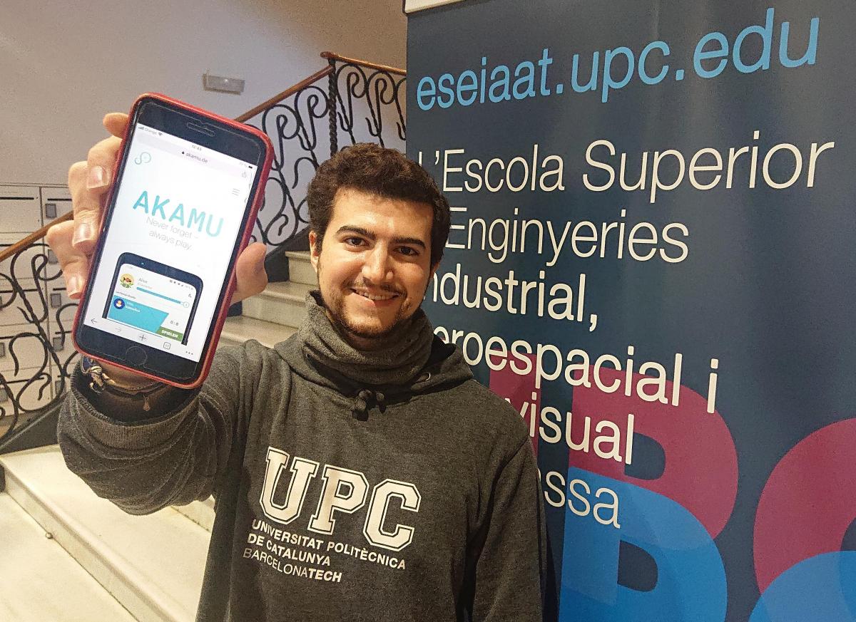 L'estudiant de l'ESEIAAT Fernando Amador, mostrant l'app 'Akamu' en el seu mòbil