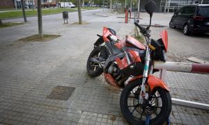Moto abandonada a l'estació d'autobusos