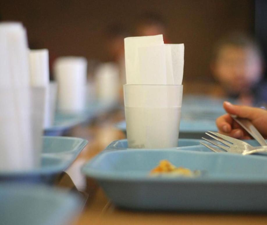 Comedor escolar becas comedor comedores niños comiendo comida Colegio El Vallès