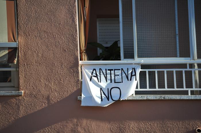protesta per instal·lació de antena de telefonia mòbil a edifici carrer Manresa amb Olot Alberto Tallón (3)