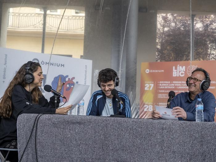 Els autors del podcast "Dentro", Alba Riera i Iñaki Mur amb el president d'Òmnium Cultural, Xavier Antich