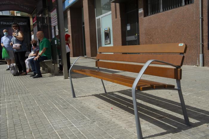 Nous bancs a la Avinguda de Josep Tarradelles Alberto Tallón (1)