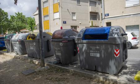 contenidors reubicats al carrer de la Pineda Alberto Tallón (1)