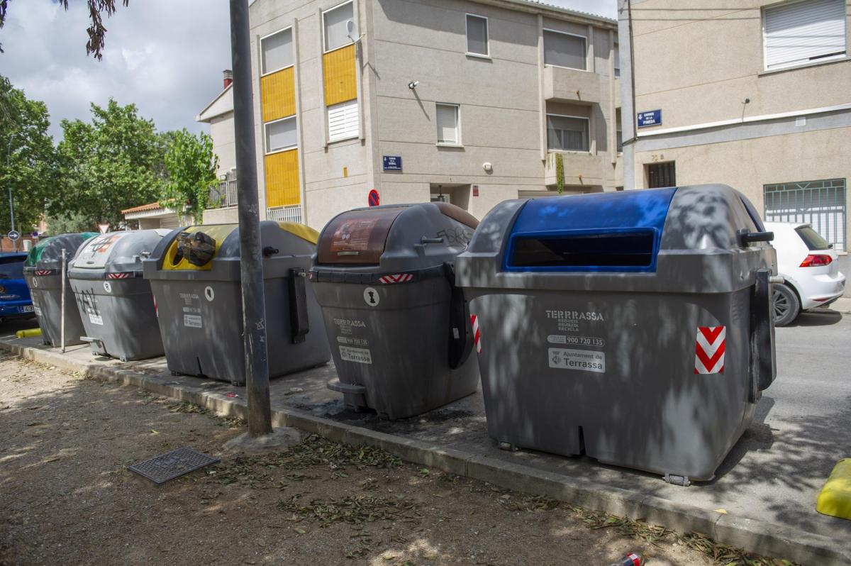 contenidors reubicats al carrer de la Pineda Alberto Tallón (1)